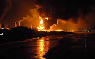 На нефтеперерабатывающем заводе в Венесуэле возник крупный пожар из-за молнии