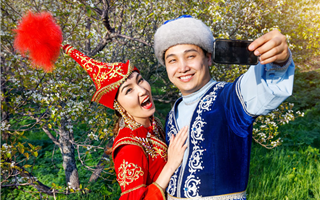 От раздачи бриллиантов до приседаний с мешком сахара: как казахстанцы отжигали на свадьбах