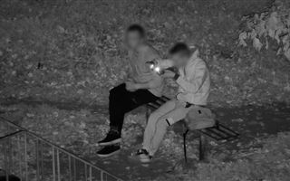 В Уральске камера “Сергек” зафиксировала мужчину, который курил марихуану