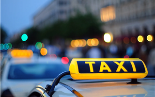 "Такси за 35 тыс. тенге" - алматинец пожаловался на таксиста, который вёз его гостей из Сингапура