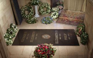 Букингемский дворец опубликовал фото места захоронения Елизаветы II