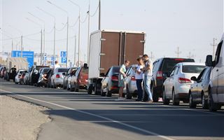 Россияне едут в Казахстан: водители конфликтуют из-за очередей на границе