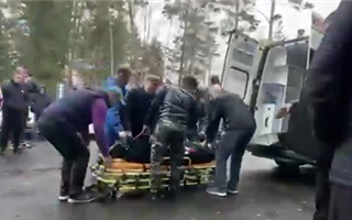 В Сети появилось видео, как в России выносят на улицу раненного из-за стрельбы в военкомате