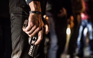 В Талдыкоргане во время спецоперации задержали вооруженного пистолетом мужчину