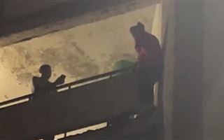 Женщина из Актау пыталась покончить с собой, выпрыгнув из окна