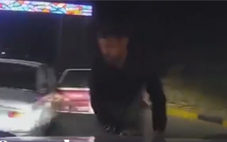 Мужчина в Сарыагаше бросился на лобовое стекло чужого автомобиля - видео