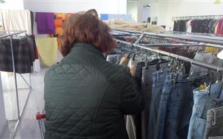 В Алматы молодежь штурмует магазины одежды second hand: что происходит