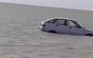 Каспийское море вышло из берегов и попыталось унести машины с пассажирами - видео