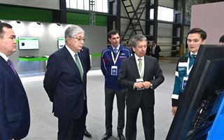 Президент ознакомился с деятельностью заводов KamaTyresKZ и Silk Road Electronics 