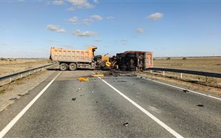 Два грузовика столкнулись в Актюбинской области