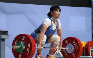 Бывшая олимпийская чемпионка из Казахстана взяла золото на чемпионате Азии по тяжёлой атлетике