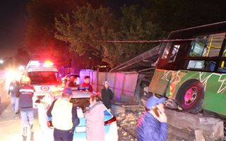 Городской автобус влетел в частный дом в Алматы. Есть пострадавшие
