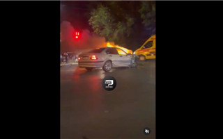 В Таразе загорелся автомобиль посреди дороги - видео