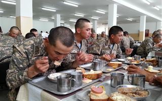 Офицеры обвинили матерей казахстанских солдат в "пиаре на армии" после их жалоб