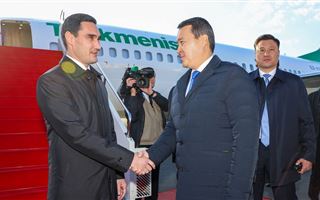 Алихан Смаилов встретил в аэропорту Астаны Президента Туркменистана Сердара Бердымухамедова