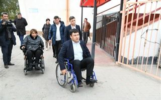 Проверку в инвалидной коляске устроил чиновник в Атырау