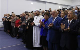 Президент вручил государственные награды группе граждан Алматинской области