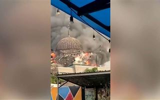 В Индонезии после пожара обрушился купол мечети