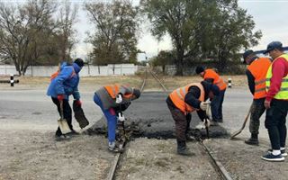 В Уштобе рабочие уложили асфальт на железнодорожные пути