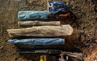 В Таразе сотрудники полиции нашли мешок с оружием и боеприпасами