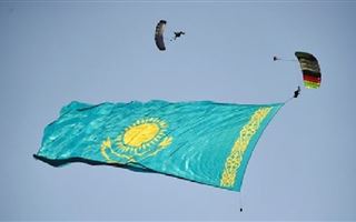 Рекордсмен мира, прыгнув с парашютом, раскрыл самый большой флаг Казахстана