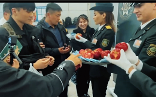 Прилетающих в Алматы и Астану пассажиров встречают шоколадом
