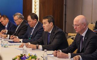 Премьер-министр Казахстана Алихан Смаилов провел встречу с премьер-министром Беларуси Романом Головченко