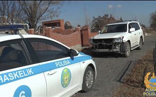 Работник автомойки в Алматы угнал Lexus и разбил на кладбище оградки