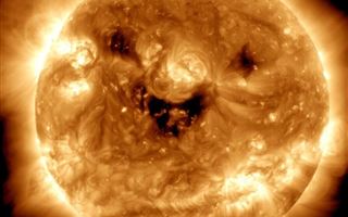 Зловещая улыбка Солнца и страшные пальцы "Столпов Творения" – NASA опубликовало новые фото