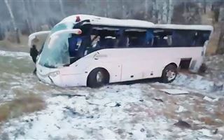 В Челябинской области в ДТП опрокинулся автобус из Казахстана
