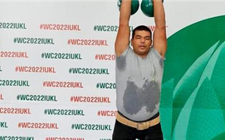 Казахстанцев восхитил учитель НВП, который стал чемпионом мира по гиревому спорту