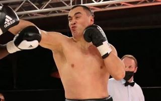 Казахстанский супертяж защитил титул в бою с четырьмя нокдаунами и нокаутом