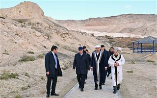 Глава государства посетил мечеть Бекет-ата