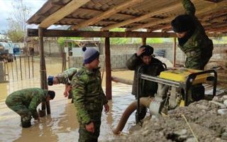 В Туркестанской области спасатели устраняют последствия обильных дождей
