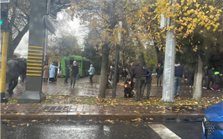 Спасатели извлекли тело из-под колёс автобуса в Алматы - видео