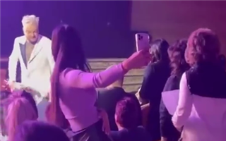 Филипп Киркоров на концерте в Алматы ударил человека букетом - видео