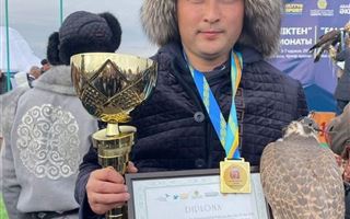 Мужчина из Казахстана завоевал золото на чемпионате мира по охоте с ловчими птицами