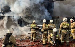 В Алматы при пожаре на барахолке пострадали четыре предпринимателя