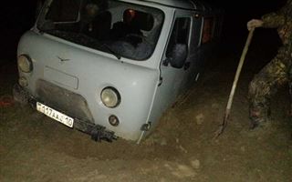 Автомобиль с больным ребенком попал в грязевую ловушку – ДЧС Костанайской области