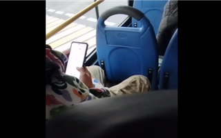 Казахстанка сняла на видео ребёнка, делающего ставки с телефона