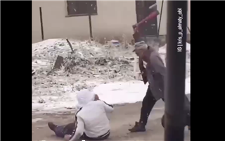 В Алматинской области пожилой мужчина напал на парня с топором - видео