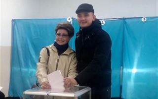 Роза Рымбаева вместе с Али Окаповым проголосовали на выборах Президента РК