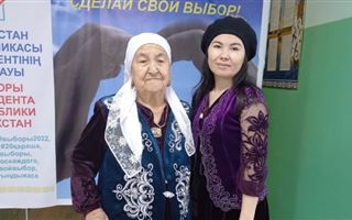 90-летняя мать-героиня привела на избирательный участок всю семью из 17 человек