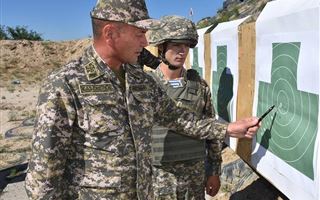 Казахстанский полковник раскрыл секреты стрельбы "от бедра"