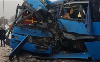 В Караганде в результате столкновения двух автобусов погиб водитель