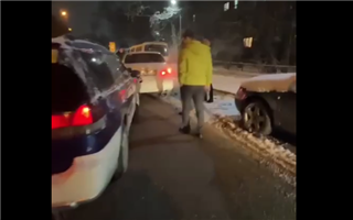 В Алматы пьяный водитель устроил массовое ДТП на угнанной машине
