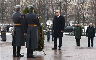 Президент возложил цветы к памятнику-мемориалу «Могила неизвестного солдата»
