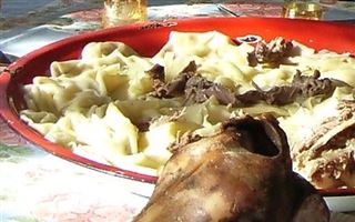 "Борцаги" и бешбармак с табаско: как иностранцы "издеваются" над казахскими блюдами