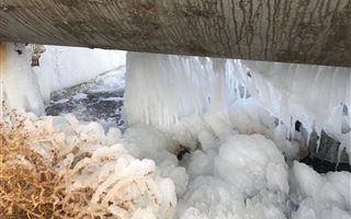 Весь покрылся льдом: житель Актау обеспокоен порывом на трубопроводе