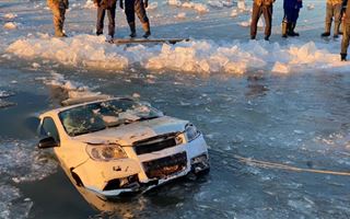 Автомобиль акима сельского округа провалился под лед в Костанайской области